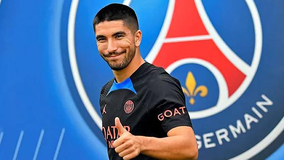 Carlos Soler, junto al escudo del PSG