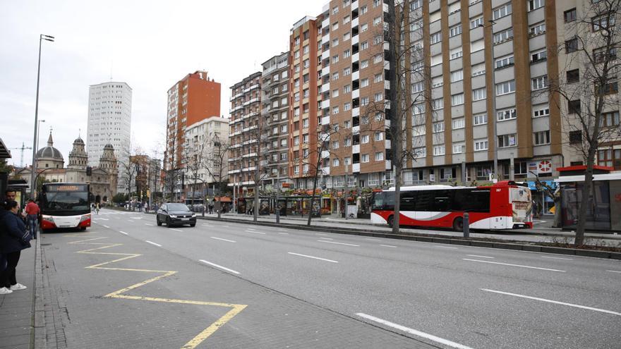 El carril bus del Principado en El Humedal choca con el fijado en la avenida de la Costa