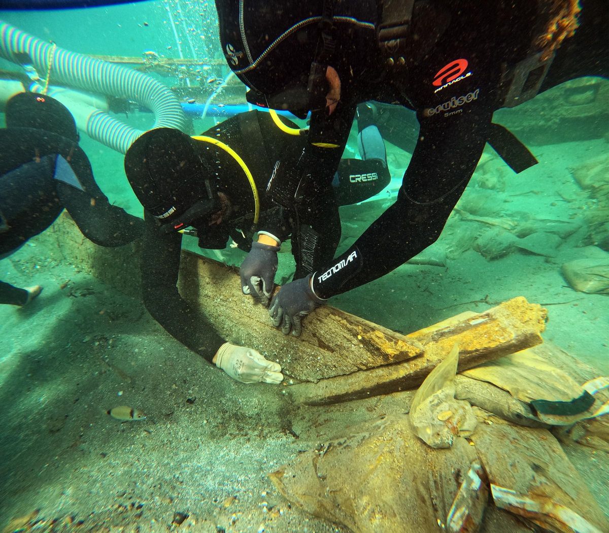 Arqueólogos durante el proceso de extracción del pecio Mazarrón II.