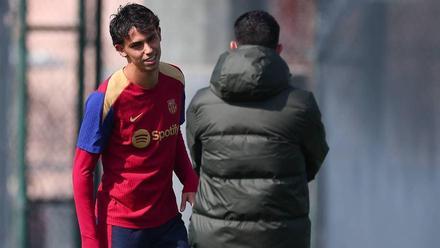 Joao Félix departe con Xavi en un entrenamiento reciente