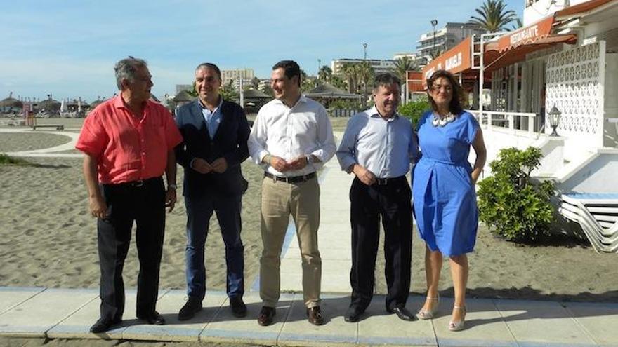 El presidente del PP-A, Juanma Moreno (c), junto a los presidentes de la Federación de Empresarios de Playa de Málaga, Manuel Villafaina (i); y el de Andalucía, Norberto del Castillo (2d), acompañado del presidente del PP de Málaga, Elías Bendodo (2i), y la secretaria general de los populares malagueños, Margarita del Cid, hoy durante la reunión que han mantenido con los empresarios de establecimientos de playa en Torremolinos