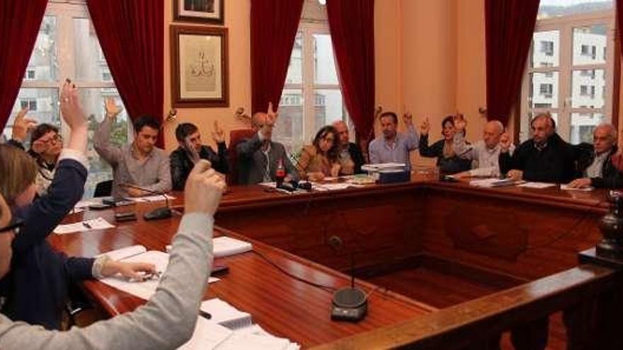 Votación en el pleno de ayer en Bueu.  //Santos Álvarez