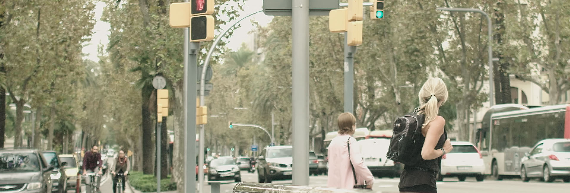 Imagen de la corredora atravesando la avenida Diagona - Barcelona