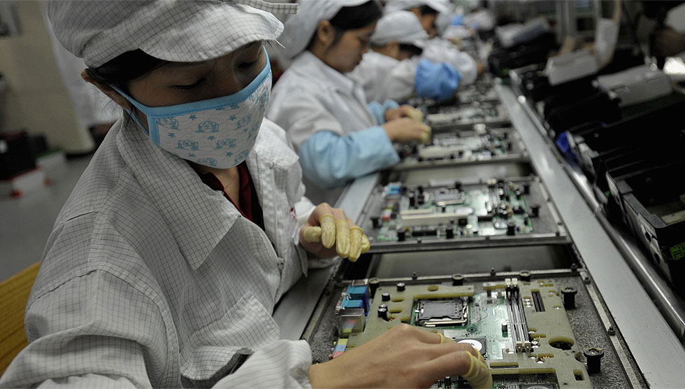 Trabajadores de Foxconn en China, en una fábrica de componentes electrónicos.